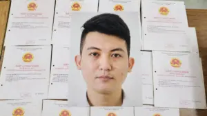 Nhân viên ngân hàng Nguyễn Hữu Giáp bị cáo buộc làm giả sổ đỏ, dùng giấy tờ giả và thông tin gian dối để chiếm đoạt khoảng 30 tỷ đồng của 10 người.