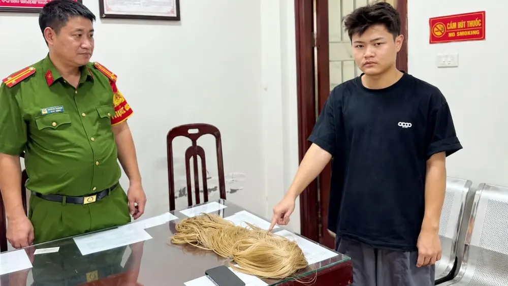 Nguyễn Huy Hoàng giả danh phụ nữ, chuốc rượu nạn nhân để trộm iPhone 12 Pro Max ở Hà Nội. Đọc lời khai và diễn biến vụ việc.