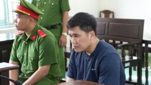 Tài xế Nguyễn Văn Bảo Trung bị tuyên phạt 30 tháng tù trong vụ tai nạn khiến nữ sinh tử vong ở Vĩnh Long.
