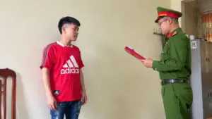 Nguyễn Văn Dương, chủ cửa hàng Dương Dolce ở Hưng Yên, bị khởi tố vì cáo buộc xâm phạm quyền sở hữu công nghiệp liên quan đến hàng hóa giả nhãn hiệu nổi tiếng.