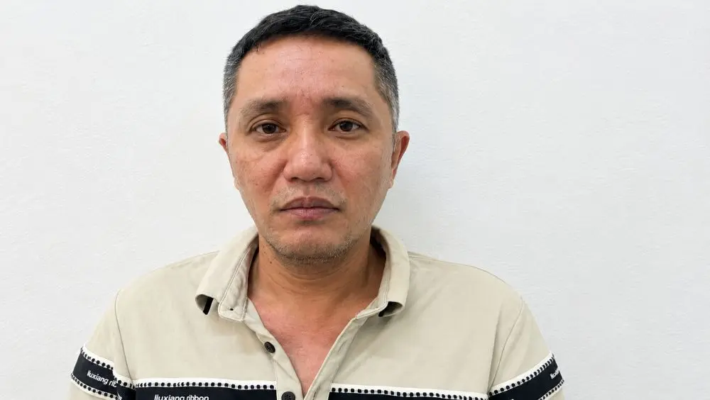 Nguyễn Văn Kiên bị tạm giữ sau khi chặn đầu ô tô, đe dọa tài xế và dùng thanh sắt đập phá phương tiện ở Hà Nội.