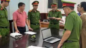 Nhân viên ngân hàng Trần Văn Trạng bị khởi tố, bắt tạm giam để điều tra hành vi lừa đảo chiếm đoạt 73,4 tỷ đồng bằng thủ đoạn vay tiền đáo hạn ngân hàng.
