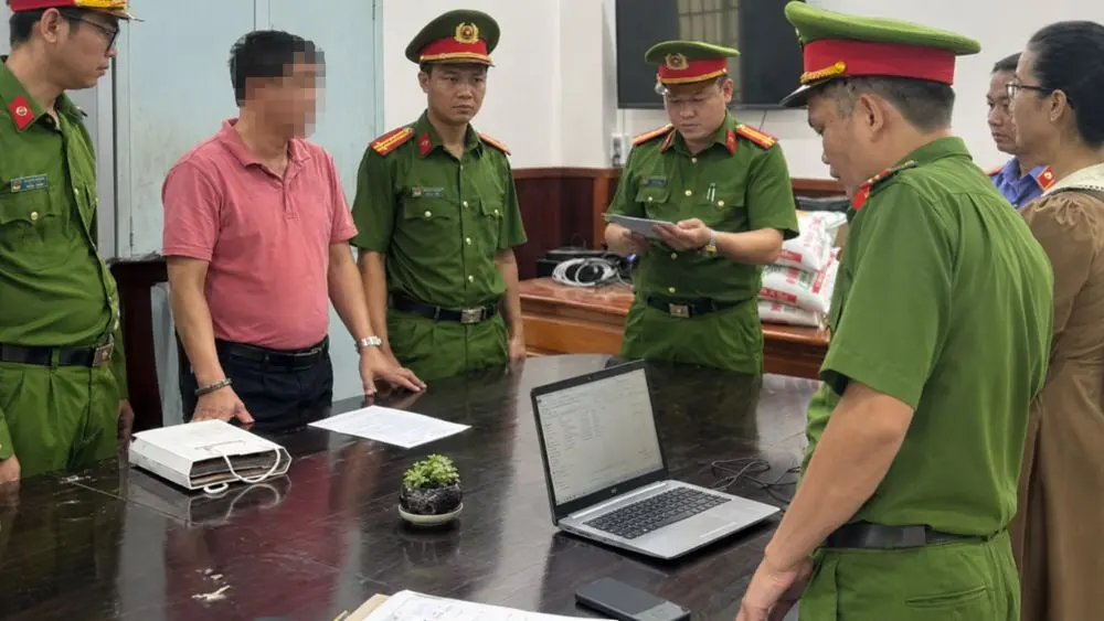 Nhân viên ngân hàng Trần Văn Trạng bị khởi tố, bắt tạm giam để điều tra hành vi lừa đảo chiếm đoạt 73,4 tỷ đồng bằng thủ đoạn vay tiền đáo hạn ngân hàng.