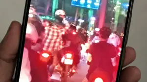 Vụ nhóm thanh niên dùng hung khí tấn công người đi đường ở TPHCM gây náo loạn đường Nguyễn Cơ Thạch, công an triệu tập khoảng 10 người để điều tra.