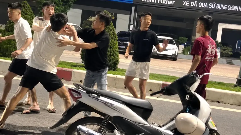 Công an làm việc với nhóm thanh niên liên quan vụ xô xát; hình ảnh những người được xác minh trong vụ việc.