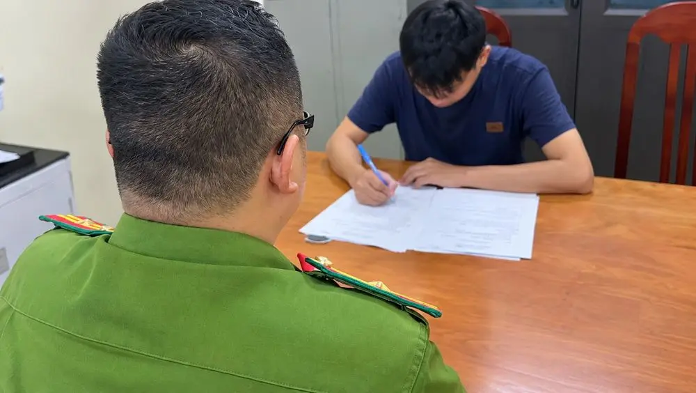 Nhóm thanh thiếu niên ở Phú Thọ mang hung khí đi gây sự với người đi đường. Công an đã khởi tố 10 bị can liên quan vụ án.