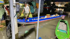 Phiên chợ mùa nước nổi ở miền Tây mang nét độc đáo khi nông dân đưa cá, tôm vừa đánh bắt ngoài đồng về bán tại chợ Hòa Mỹ, tạo nên khung cảnh mua bán dân dã, nhộn nhịp.