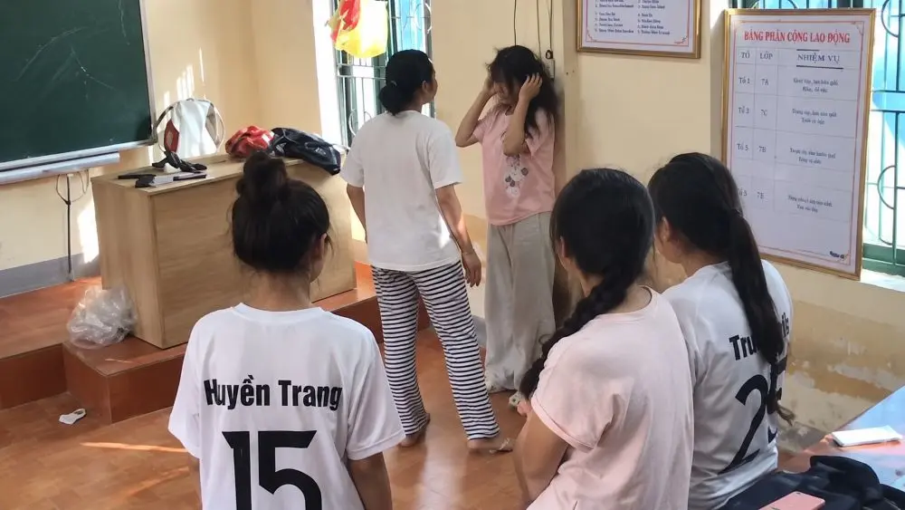 Công an Nghệ An xác minh vụ nhóm nữ sinh đánh bạn tại lớp học, quay clip đăng mạng xã hội, gây bức xúc dư luận.