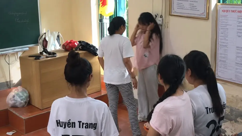 Công an xác minh vụ nữ sinh lớp 10 ở Nghệ An bị nhóm bạn đánh khi tập văn nghệ, quay clip đăng lên mạng xã hội.