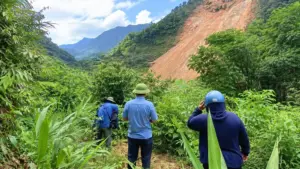 Núi nứt dài khoảng 1km tại bản Huồi Pai, Nghệ An, đe dọa an toàn 61 hộ dân. Chính quyền địa phương kiểm tra, tìm phương án ứng phó.