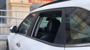 Nhiều ô tô đỗ tại sân chung cư ở phường Thành Vinh, Nghệ An bị đập vỡ kính. Công an đang xác minh, điều tra vụ việc.