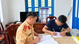 CSGT Quảng Ninh xử phạt tài xế ô tô kéo theo khung sắt, tấm tôn: phạt 900.000 đồng, trừ 2 điểm giấy phép lái xe.