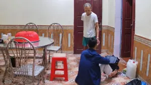 Ông nội 96 tuổi thức lúc 3h, lặng lẽ dúi tiền cho cháu trai trước ngày lên Hà Nội học đại học. Câu chuyện khiến nhiều người xúc động.