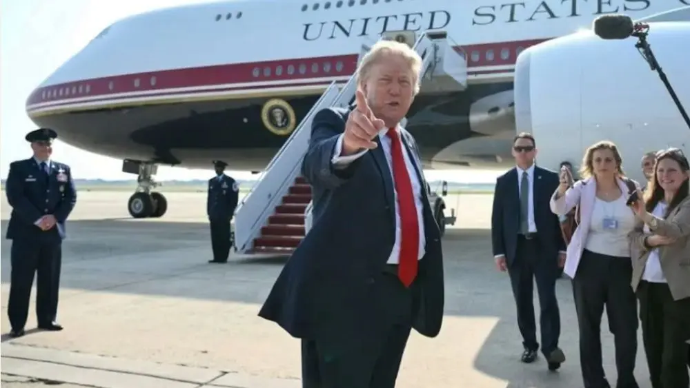 Tổng thống Donald Trump tiết lộ từng chỉ định hỏi mượn máy bay nhưng Qatar đã quyết định tặng luôn chuyên cơ. Click xem ngay