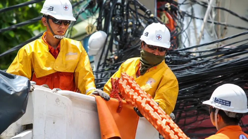 Phó thủ tướng yêu cầu EVN tính toán phương án giảm giá điện từ ngày 1.11.2026 đến hết tháng 3.2027, hỗ trợ người dân và doanh nghiệp.