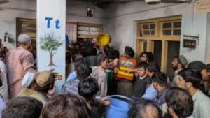 Sập mái trường học ở Pakistan khiến hàng chục người thiệt mạng, nhiều người bị thương. Lực lượng cứu hộ khẩn trương tìm kiếm nạn nhân.