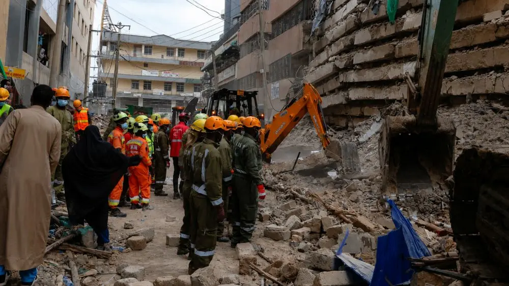 Vụ sập tòa nhà nhiều tầng ở Nairobi, Kenya khiến nhiều người bị nghi mắc kẹt dưới đống đổ nát, lực lượng cứu hộ khẩn trương tìm kiếm nạn nhân.