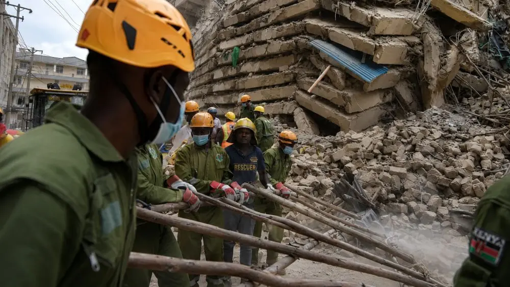 Vụ sập tòa nhà nhiều tầng ở Nairobi, Kenya khiến nhiều người được cho là mắc kẹt. Lực lượng cứu hộ khẩn trương tìm kiếm nạn nhân.