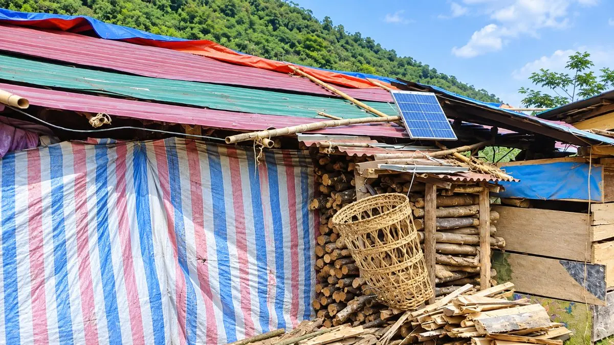 Hơn 30 hộ dân bản Cha Nga, Nghệ An vẫn sống trong nhà tạm sau lũ. Các dự án tái định cư đang được tháo gỡ vướng mắc để người dân sớm an cư.