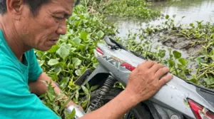 Tai nạn đường sắt khiến một phụ nữ tử vong khi chạy xe máy băng qua đường ray. Tìm hiểu diễn biến vụ việc và thông tin liên quan.
