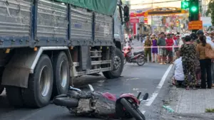 Tai nạn giao thông ở An Giang khiến nam sinh tử vong sau va chạm giữa xe máy chở hai ông cháu và xe tả