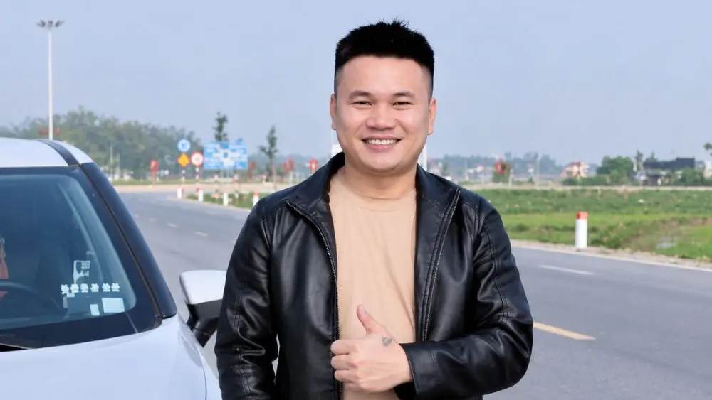 Tài xế taxi Dương Đình Tuấn kịp thời đưa bé gái 14 tuổi đến công an sau khi nhận ra em có dấu hiệu bị dụ dỗ đi xa gặp người quen qua mạng.