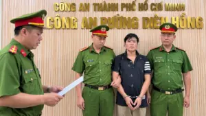 Công an TPHCM đọc lệnh tạm giữ Nguyễn Anh Hào sau vụ dùng dao đâm CSGT khi bị kiểm tra nồng độ cồn. Xem chi tiết vụ việc.