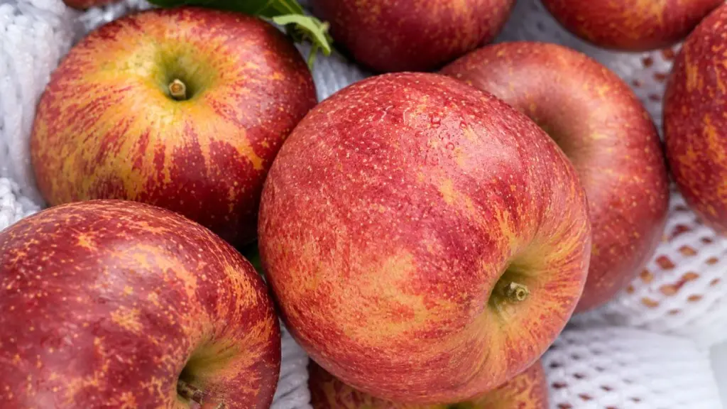 Táo mật Trung Quốc được rao bán tràn lan trên chợ mạng với giá chỉ từ 11.000 đồng/kg, thu hút sự chú ý của người tiêu dùng