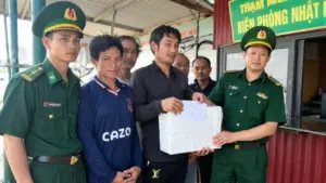 Tàu cá Quảng Trị cứu 5 ngư dân Nghệ An sau sự cố chìm tàu trên biển. Sức khỏe các thuyền viên ổn định sau khi được cứu nạn.