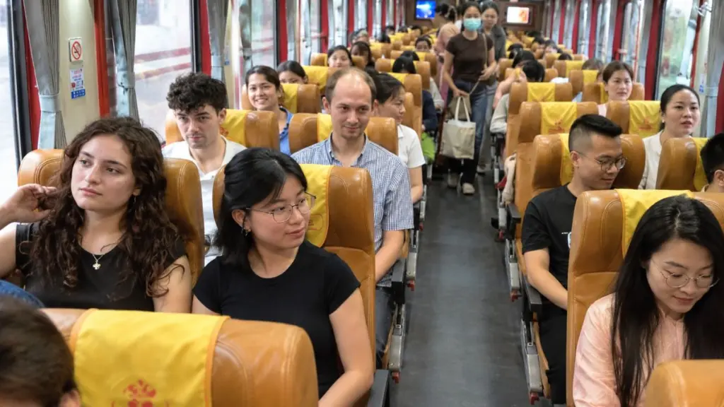 Từ ngày 1/11, tàu NA2 tuyến Vinh - Hà Nội dừng tại ga Phủ Lý, giúp người dân Nghệ An, Hà Tĩnh thuận tiện đến khám bệnh.