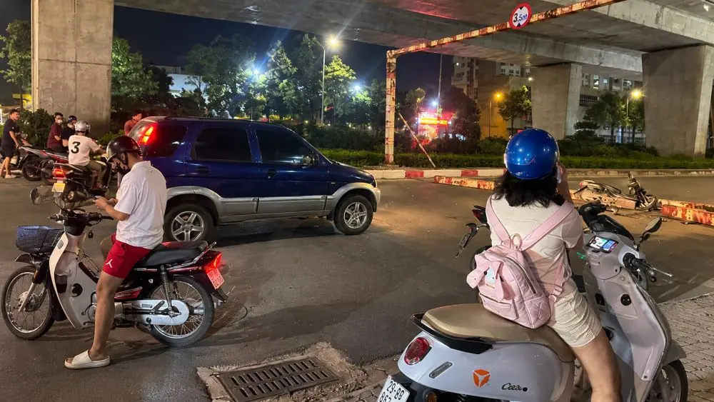 Thanh giới hạn chiều cao trên đường Lý Sơn, Hà Nội, rơi trúng tài xế xe ôm công nghệ sau va chạm với xe container. Xem chi tiết vụ việc.