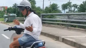 Công an xác minh clip nam thanh niên buông tay khi lái xe máy trên quốc lộ 1, có hành vi nguy hiểm gây chú ý trên mạng xã hội.