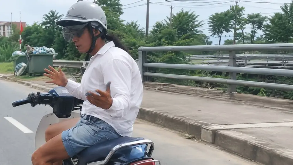 Công an xác minh clip nam thanh niên buông tay khi lái xe máy trên quốc lộ 1, có hành vi nguy hiểm gây chú ý trên mạng xã hội.