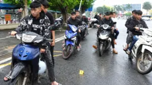 vCông an TP Huế làm rõ vụ 16 thanh thiếu niên chạy xe máy gây náo loạn đường phố, tiềm ẩn nguy cơ mất an toàn giao thông.