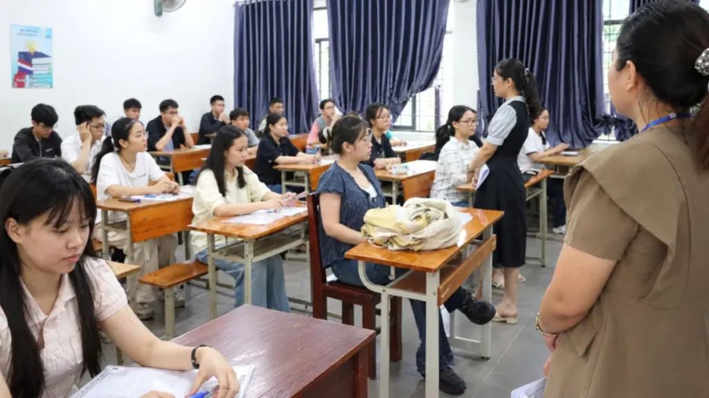 Thi tốt nghiệp THPT 2027, Bộ GD-ĐT nghiên cứu bổ sung camera giám sát tại các phòng thi nhằm ngăn ngừa gian lận từ sớm.