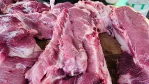 Thịt lợn nhập khẩu tăng mạnh, giá bình quân chỉ khoảng 45.000 đồng/kg, gây áp lực lên giá lợn hơi trong nước.
