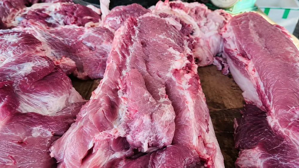 Thịt lợn nhập khẩu tăng mạnh, giá bình quân chỉ khoảng 45.000 đồng/kg, gây áp lực lên giá lợn hơi trong nước.