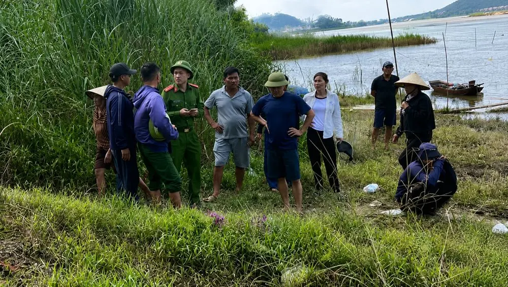 Lực lượng chức năng tìm kiếm 2 vợ chồng mất tích sau vụ lật thuyền khi thu gom sắt vụn trên sông Lam, Nghệ An.