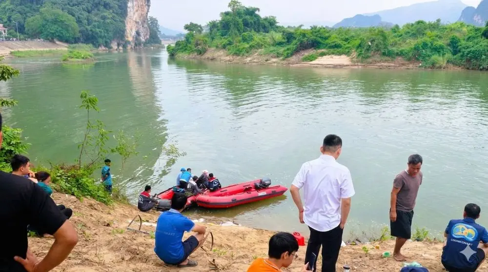 Tìm thấy thi thể hai nam sinh lớp 10 mất tích trên sông Mã sau khi ra sông tắm chiều 26/10. Cập nhật thông tin vụ việc.