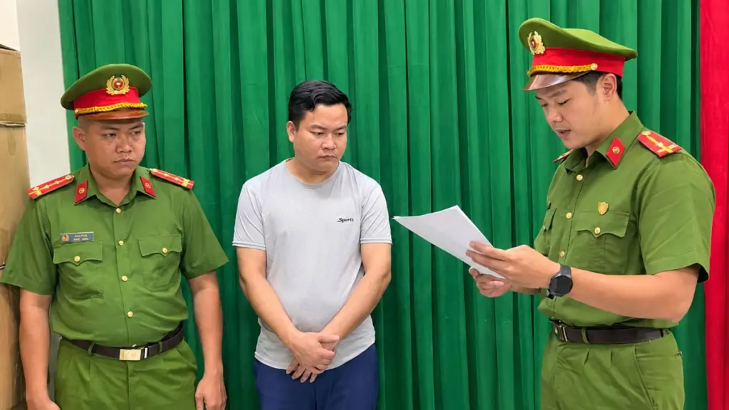 Công an TPHCM khởi tố, bắt tạm giam Tổng giám đốc Công ty Bảo Phúc cùng 7 người liên quan vụ lừa đảo chiếm đoạt tiền đặt cọc bất động sản.