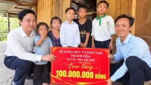 Trao 100 triệu đồng hỗ trợ 5 anh em ruột không nơi nương tựa, tiếp thêm điều kiện để các em tiếp tục đến trường.