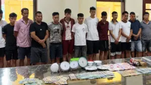 Công an tỉnh Lạng Sơn triệt phá sòng bạc trong rừng, bắt giữ 20 người, thu hơn 300 triệu đồng và phát hiện súng, 70 viên đạn