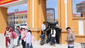 Học sinh Trường nội trú liên cấp Hạnh Lâm (Nghệ An) tan trường qua lối đi riêng, bảo đảm an toàn khi công trình vẫn đang thi công.