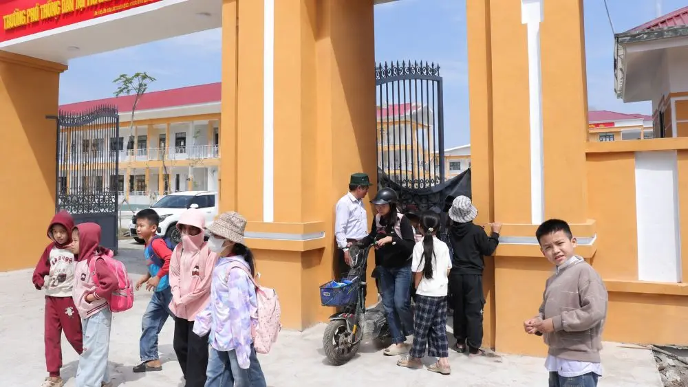Học sinh Trường nội trú liên cấp Hạnh Lâm (Nghệ An) tan trường qua lối đi riêng, bảo đảm an toàn khi công trình vẫn đang thi công.