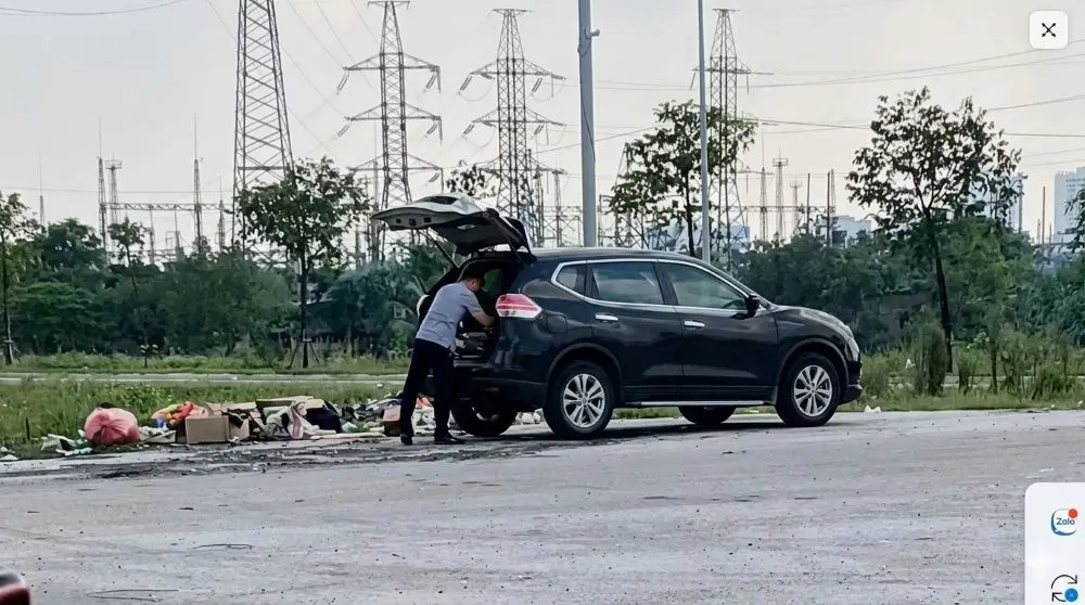 Người đàn ông lái ô tô đổ rác ven đường 72m, Nghệ An, bất chấp biển cấm. Công an đang xác minh, truy tìm tài xế để xử lý.