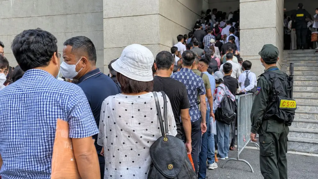 Vụ Mr Pips: Hàng trăm bị hại đến dự tòa, trong khi một nữ nhà đầu tư khai mất tiền vì sàn giao dịch bị cho là lừa đảo.