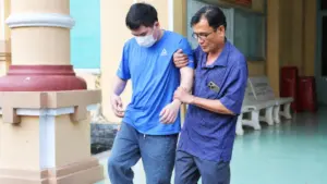 Vụ nữ sinh tử vong ở Vĩnh Long: Tòa làm rõ tranh luận về người bí ẩn được cho là đi cùng tài xế Nguyễn Văn Bảo Trung. Xem diễn biến phiên tòa.