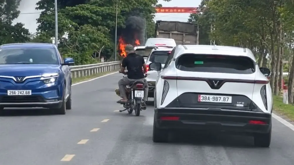 Video ghi lại cảnh xe tải đang lưu thông trên đường bất ngờ bốc cháy dữ dội ở Nghệ An, cột khói đen bốc cao hàng chục mét.